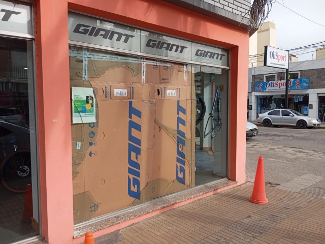 Robaron tres bicicletas de un local en pleno centro
